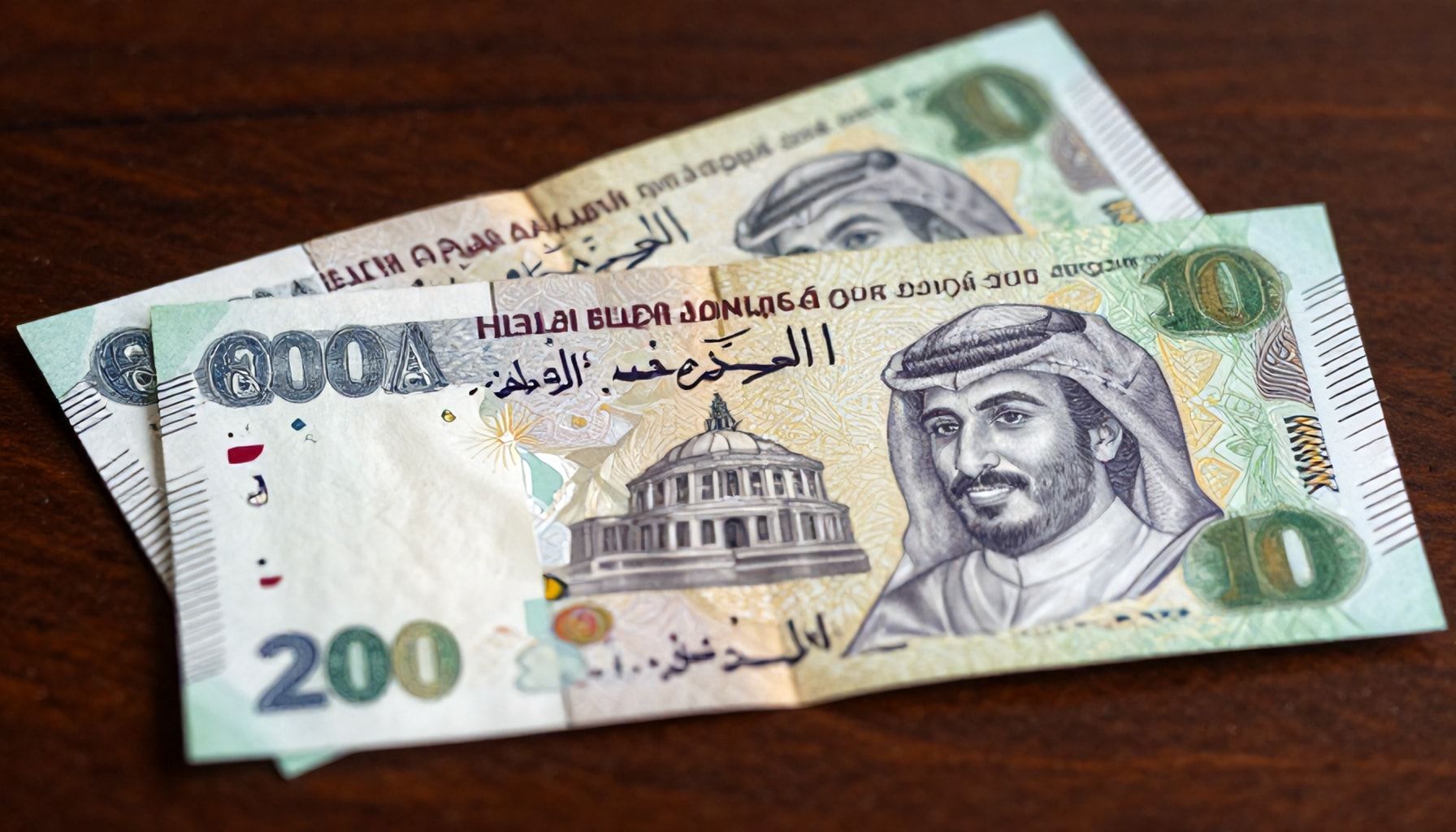 الواقع وراء استقرار الريال القطري: كيف تحمي قطر عملتها