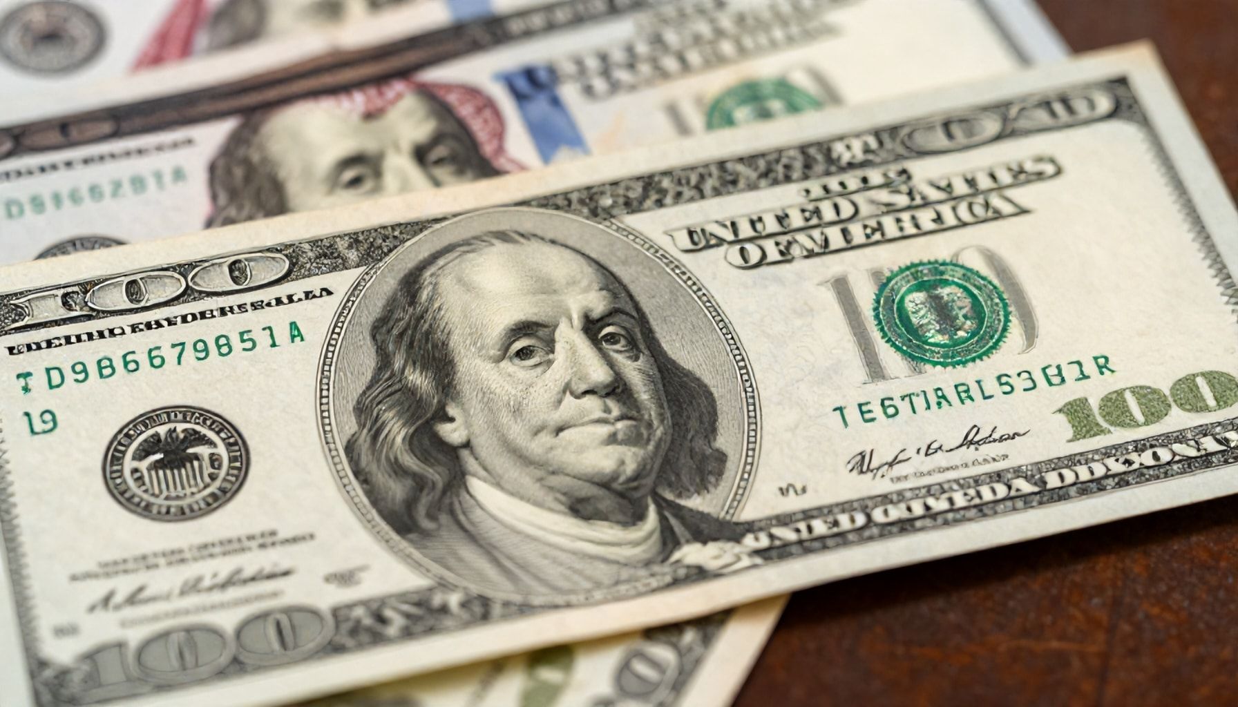 كيف تؤثر قرارات البنك المركزي على سعر الدولار مقابل الريال القطري*